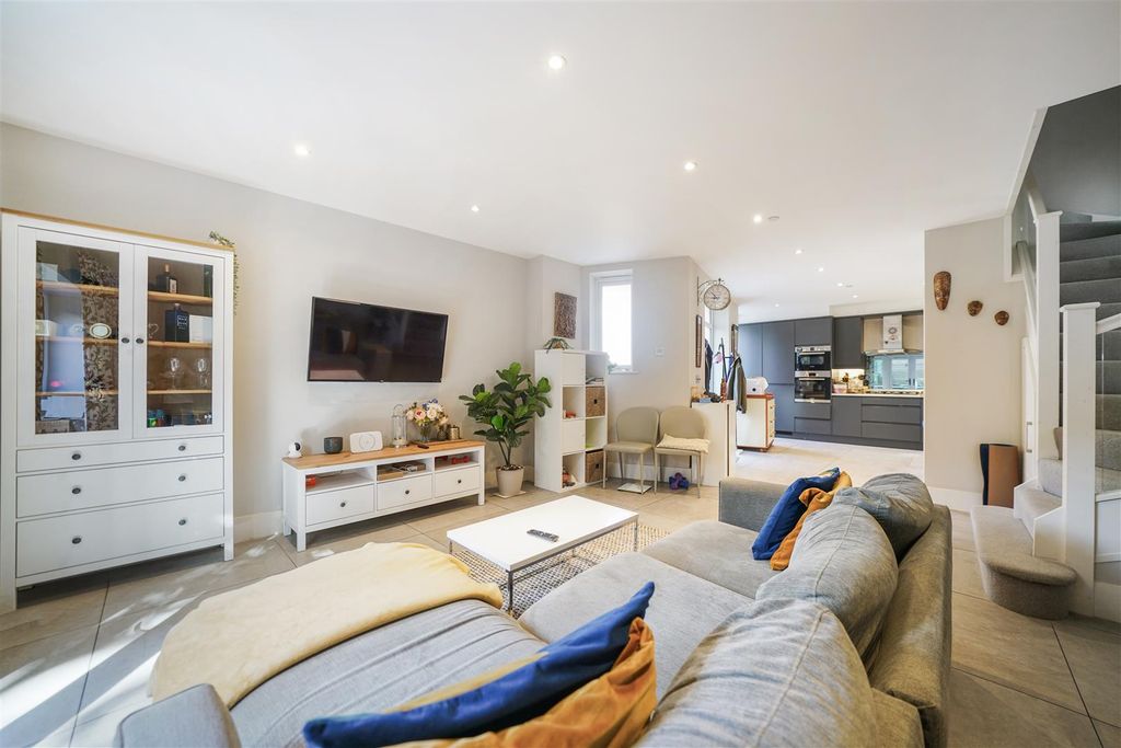 Property photo 3 of 21 3 Court Mews - 35Spb4Hgy1Ju439Vxxjv.Jpg