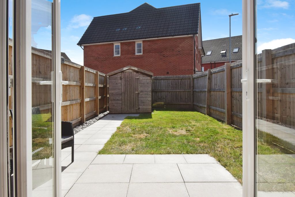 Property photo 3 of 11 32ce096A-Garden