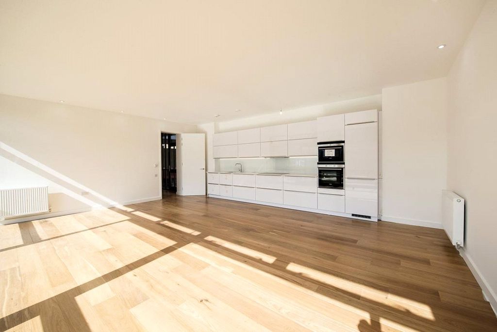 Property photo 3 of 10 Kitchen