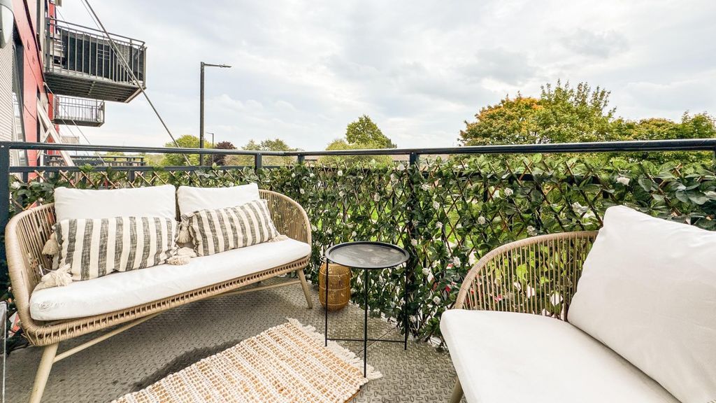Property photo 1 of 21 Balcony