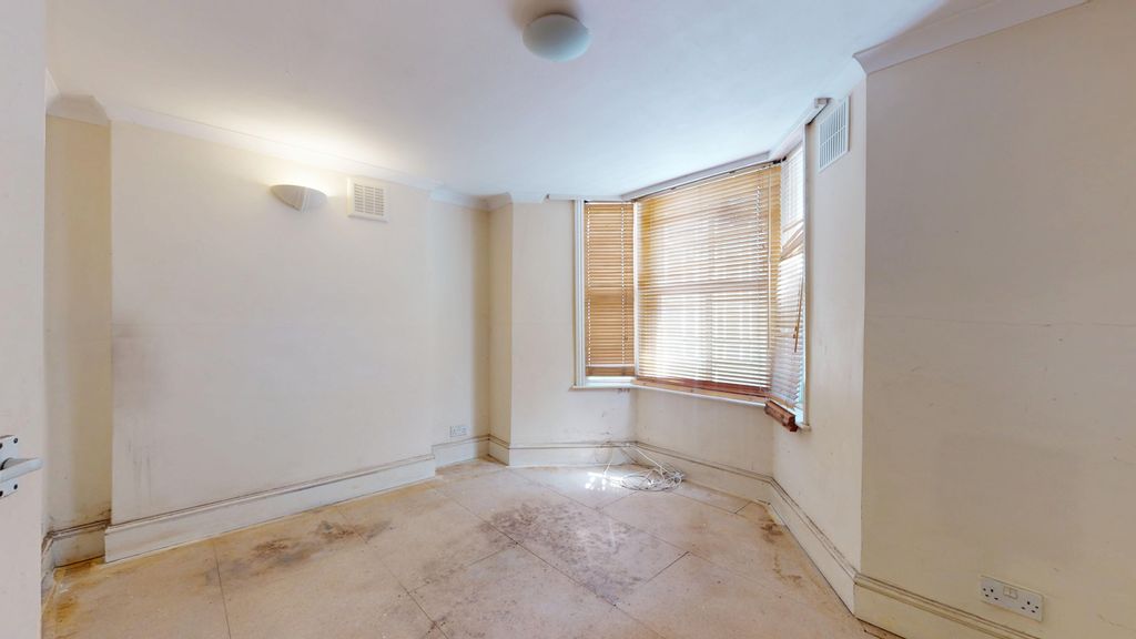Property photo 2 of 18 Flat D, 83 Landor Road, Clapham, London, Sw9 9Rt