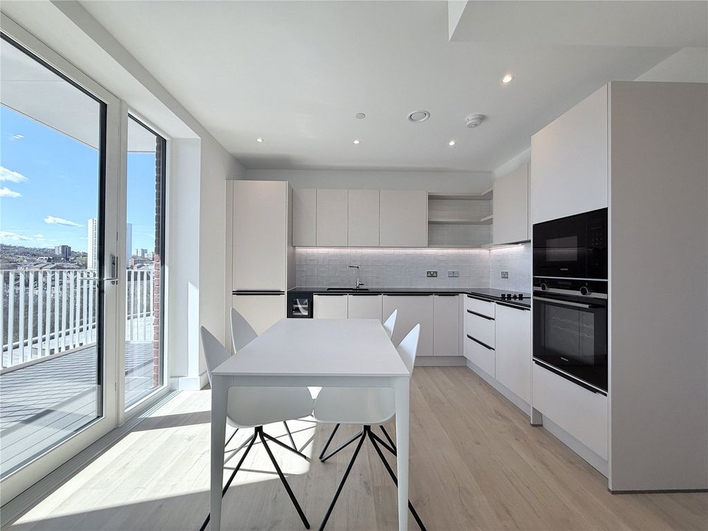 Property photo 2 of 12 Picture No. 18