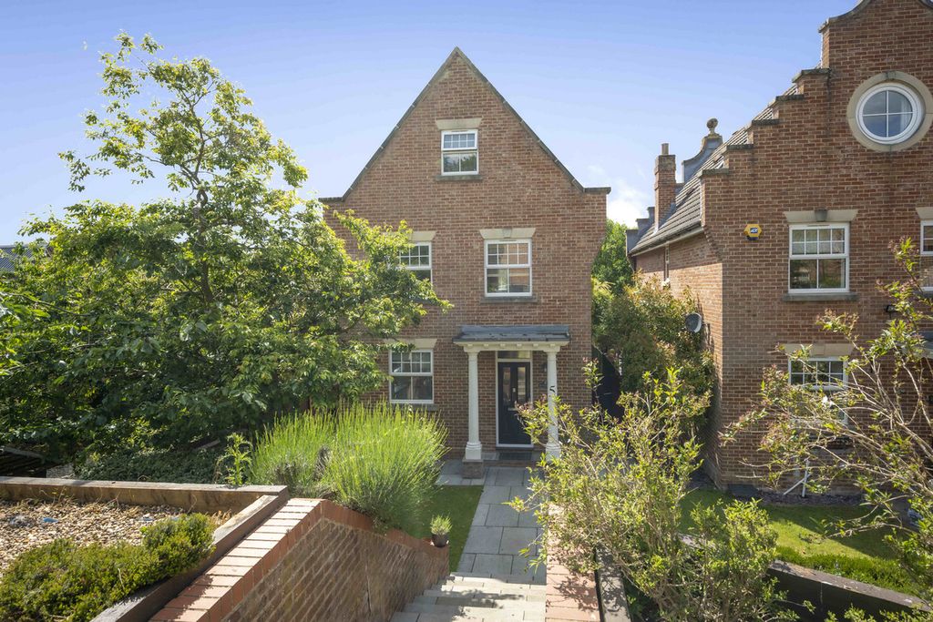 Property photo 2 of 33