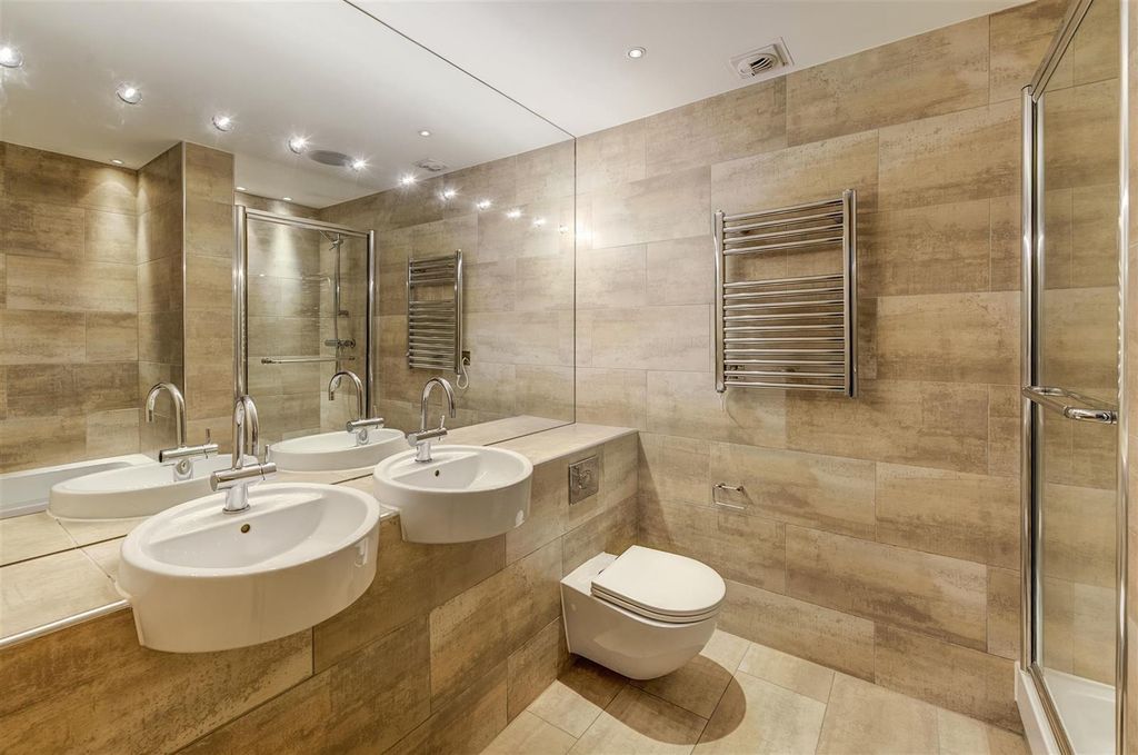 Property photo 3 of 4 Bathroom