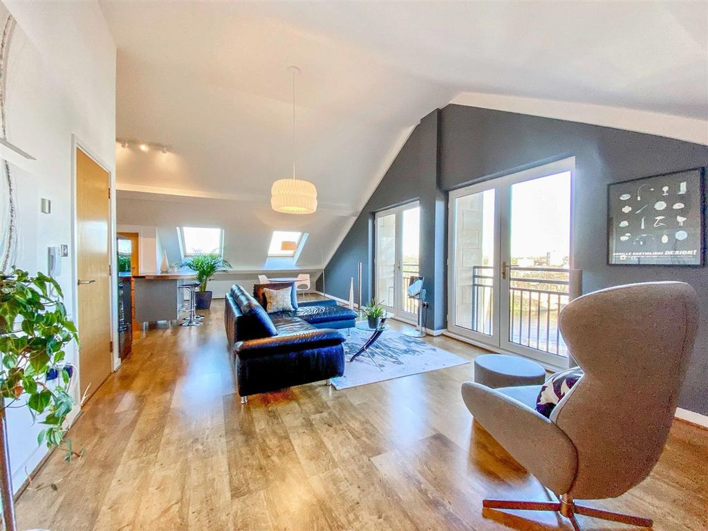 Property photo 3 of 21 Stunning Open Plan Living