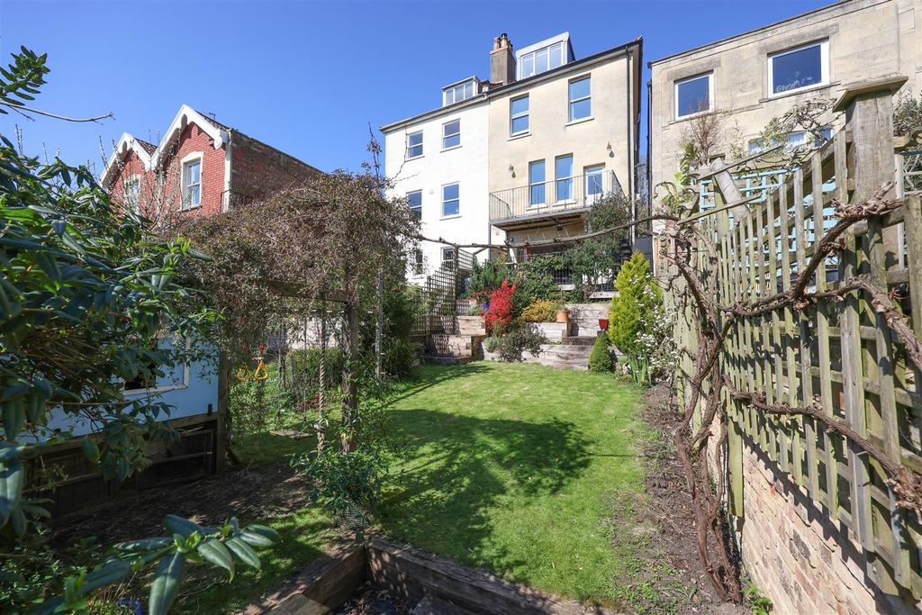 Property photo 1 of 32