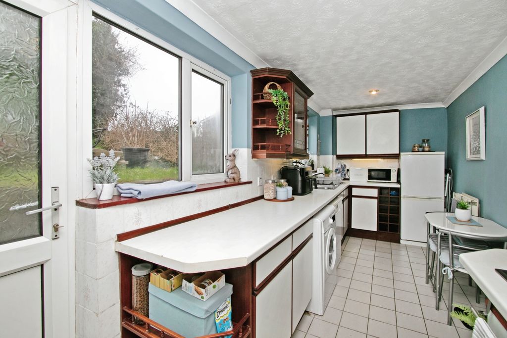Property photo 3 of 11 Kitchen