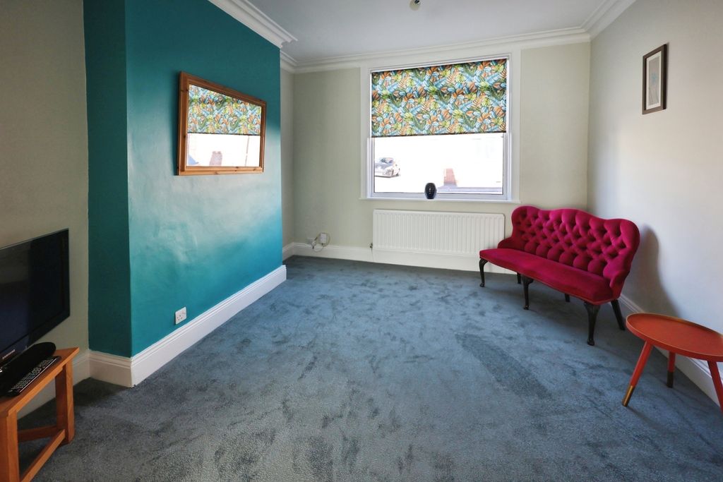 Property photo 3 of 11 Pbox-Living_Room-323631.Jpg