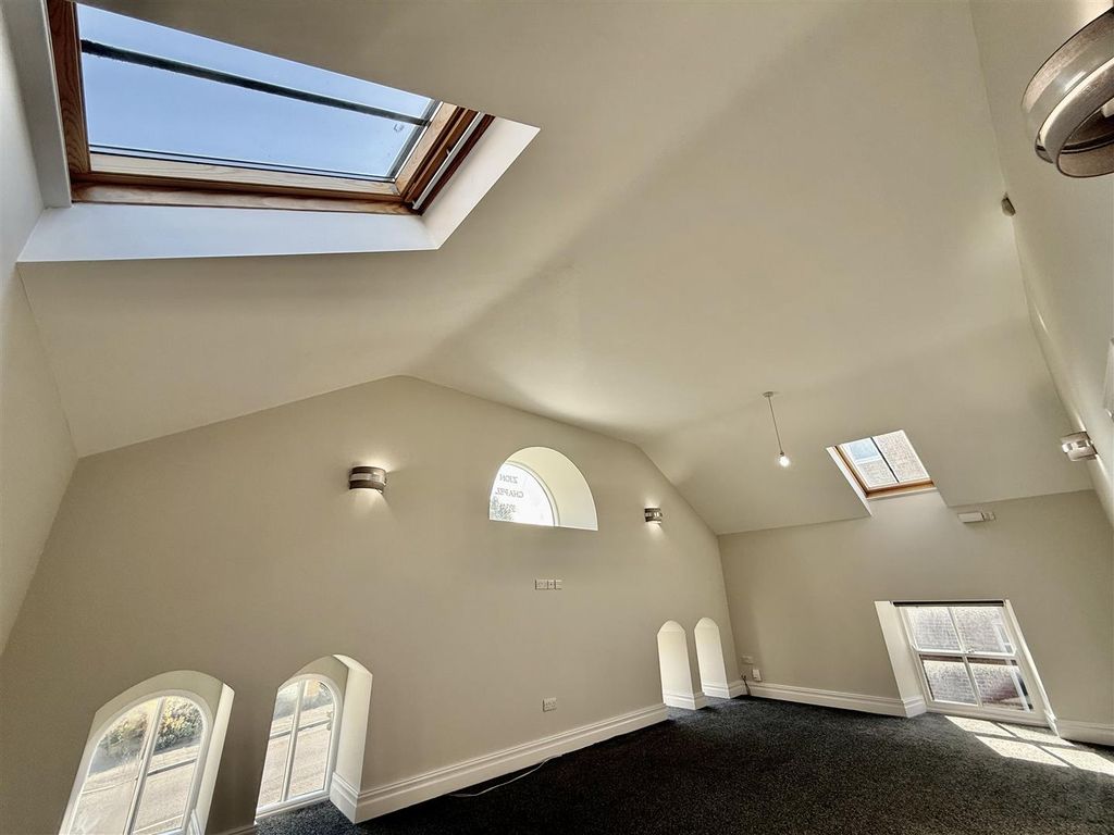 Property photo 3 of 11 Lounge