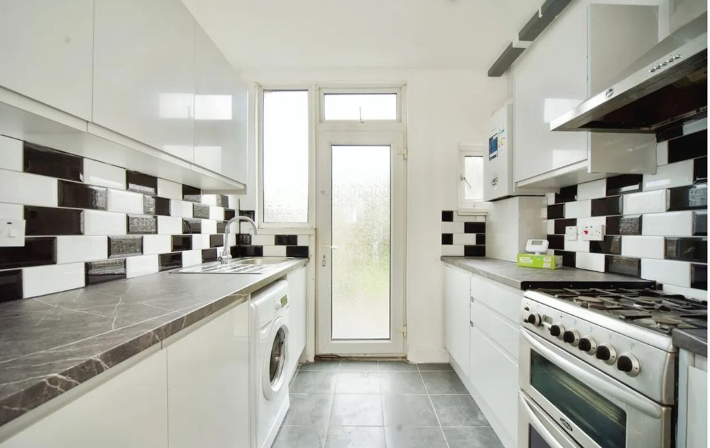 Property photo 2 of 11 Kitchen