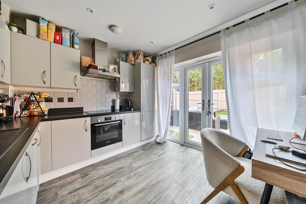 Property photo 3 of 12 17-6823125Bc4Ad7-1294067-Arw-17.Jpg