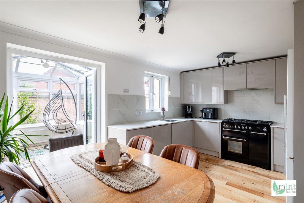 Property photo 2 of 17 Watermark - 24 Guernsey Close-15.Jpg