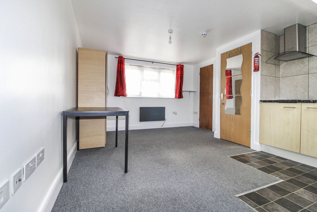 Property photo 1 of 6 2nd Floor Studio Flat To Rent