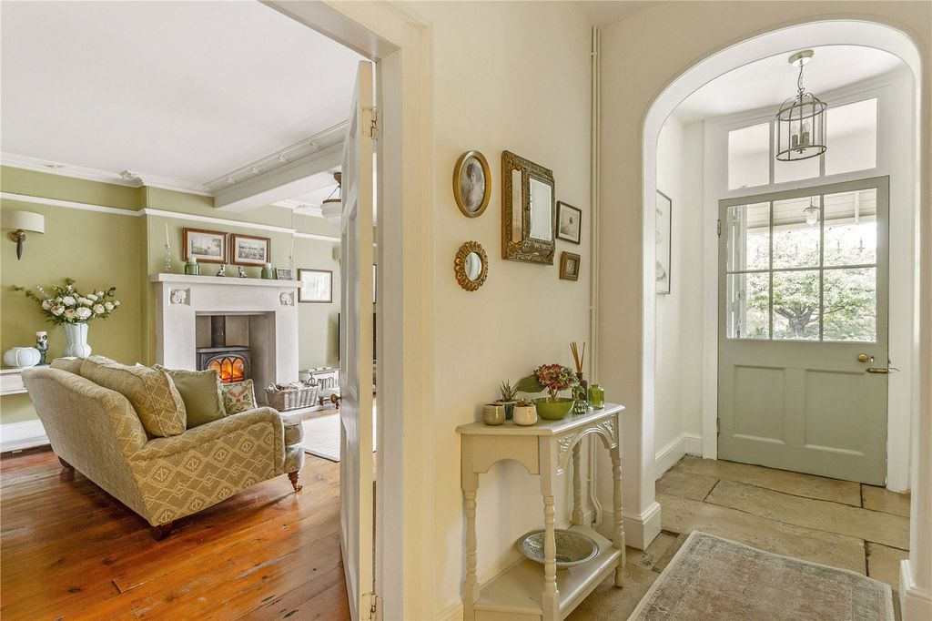 Property photo 2 of 21 Entrance Hall