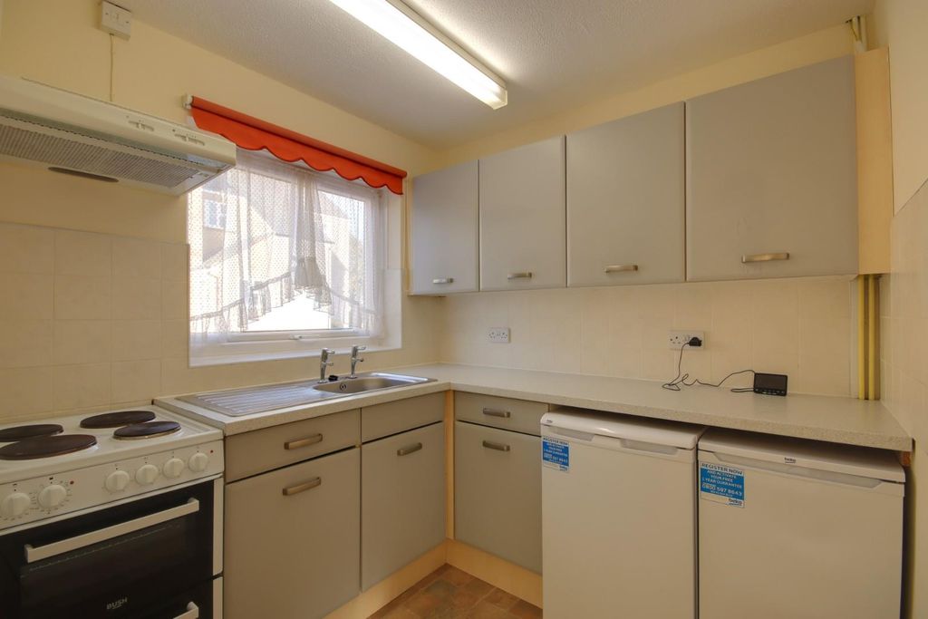 Property photo 2 of 6 Kitchen