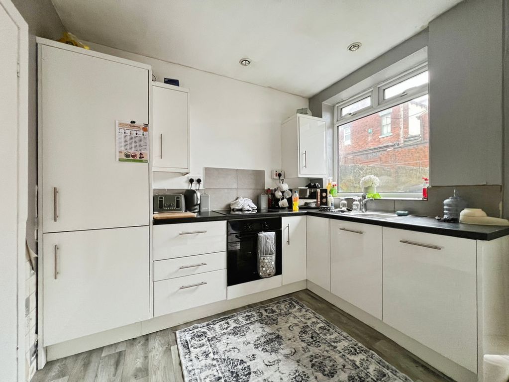 Property photo 2 of 8 Kitchen