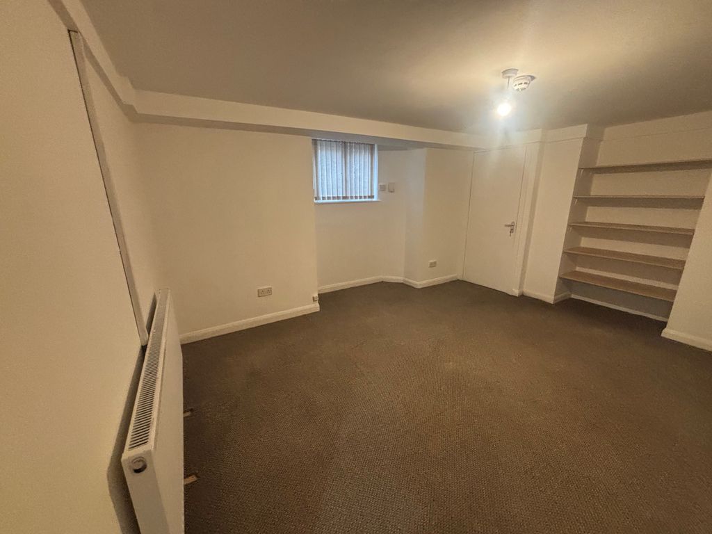 Property photo 2 of 7 Livingroom