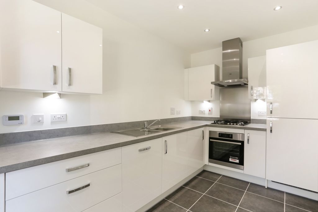 Property photo 2 of 27 Lovegrove Way (4)