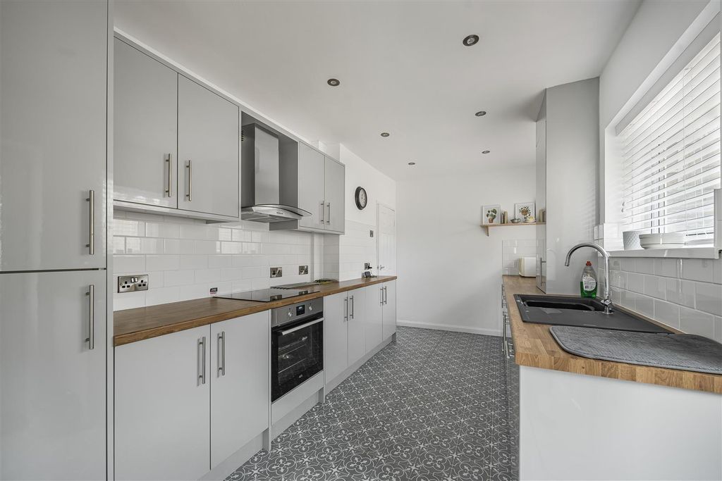 Property photo 3 of 19 Kitchen