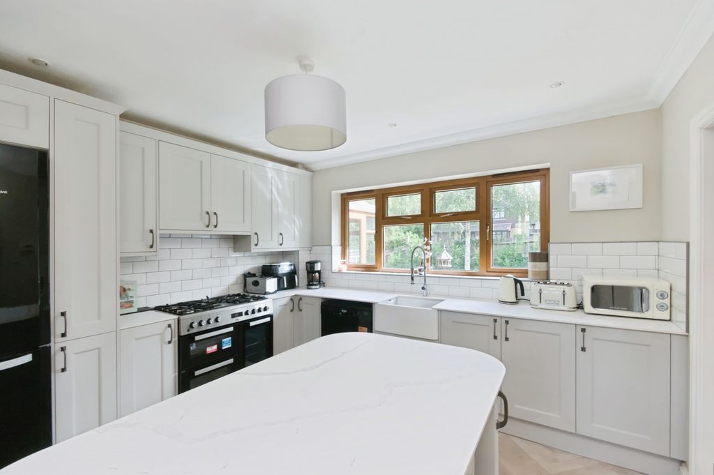Property photo 3 of 23 Kitchen