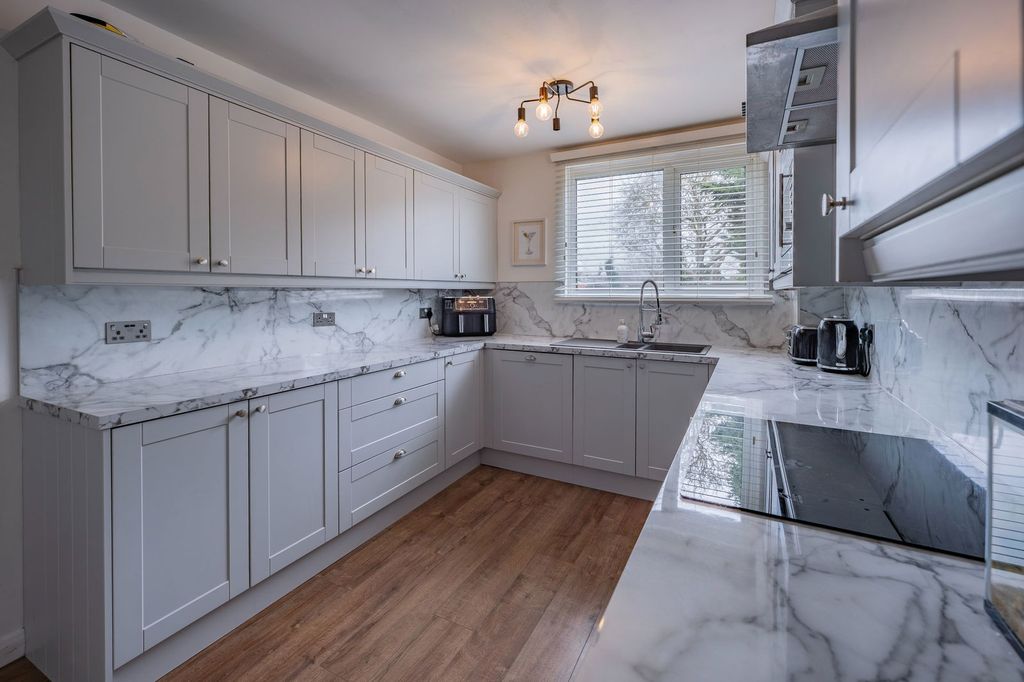 Property photo 2 of 28