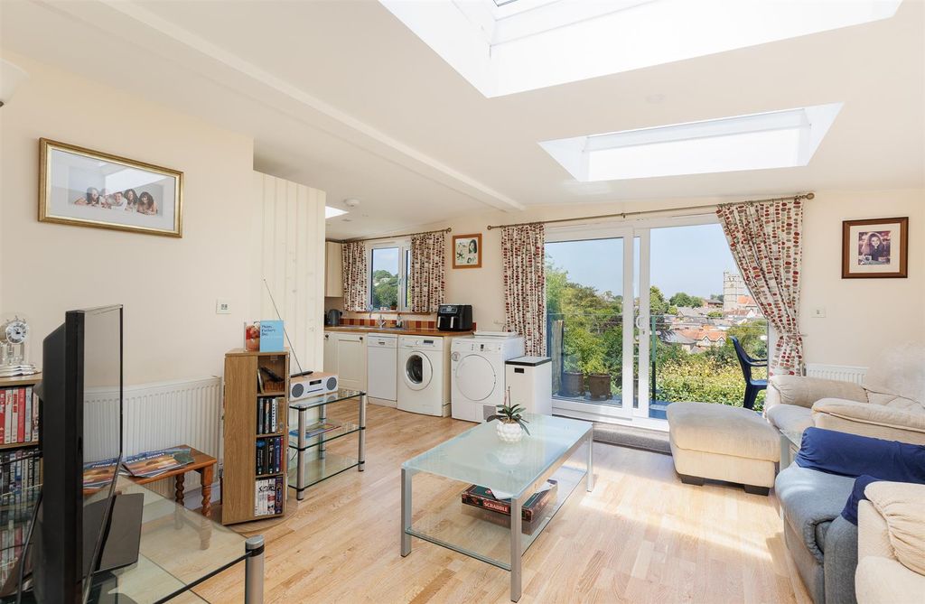 Property photo 1 of 32
