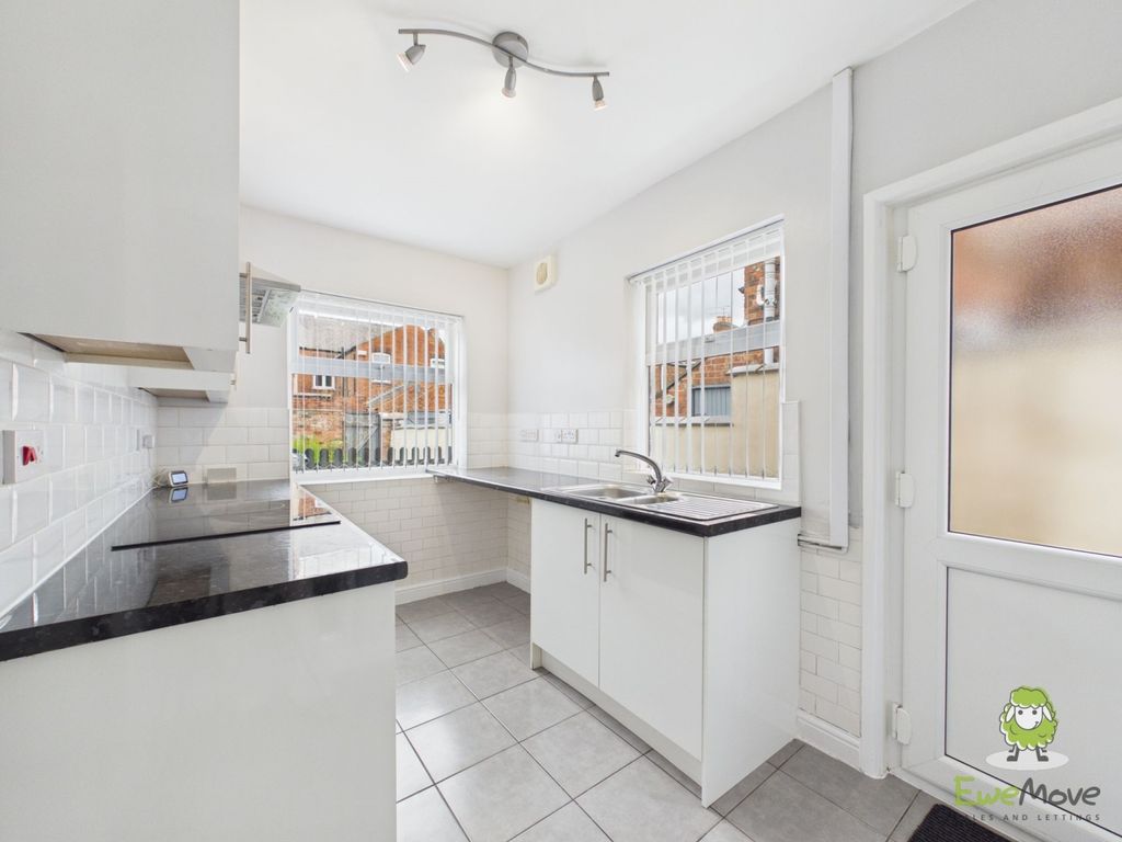 Property photo 3 of 13 Kitchen - Ewemove Whitchurch And Nantwich Charlott