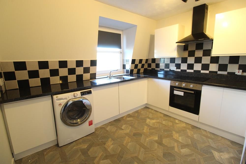 Property photo 1 of 5 Kitchen 2