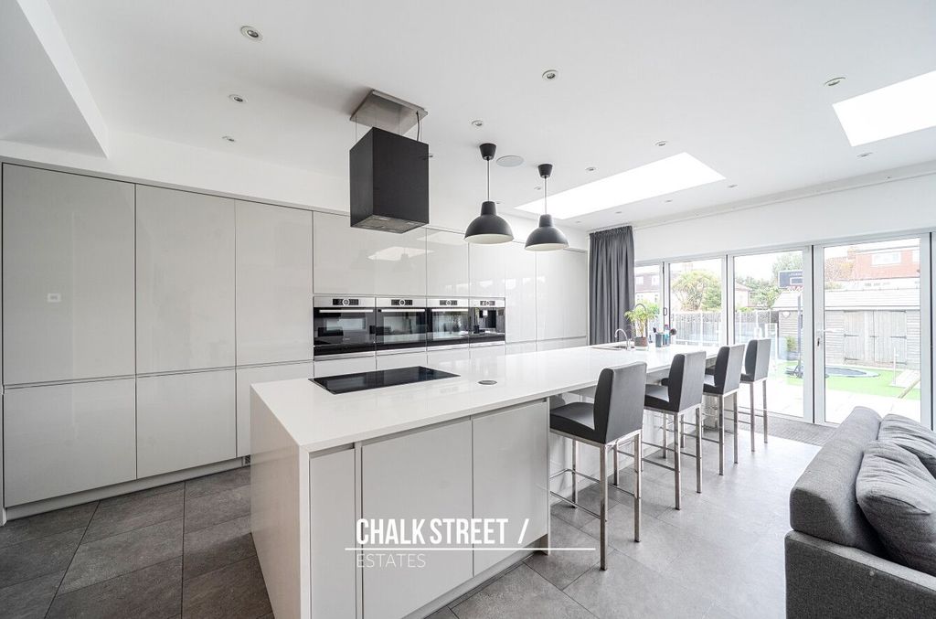 Property photo 3 of 27