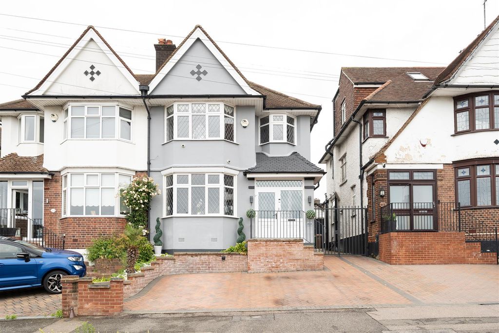 Property photo 1 of 27 Priory Avenue, E4