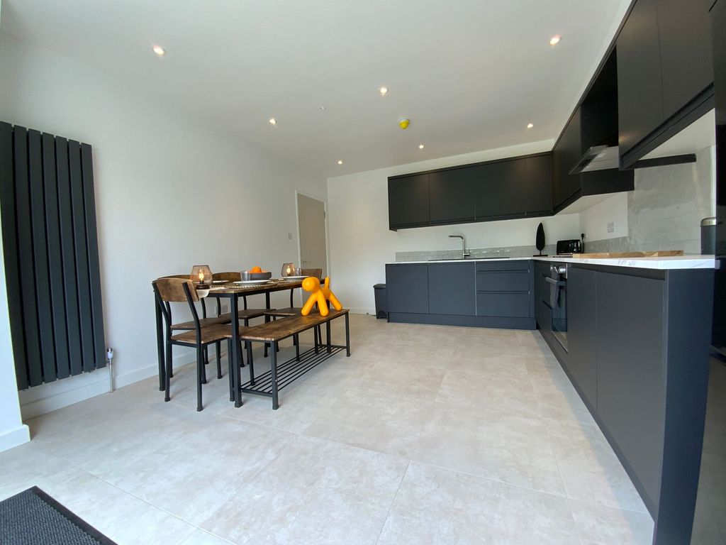 Property photo 3 of 11 Communal Kitchen