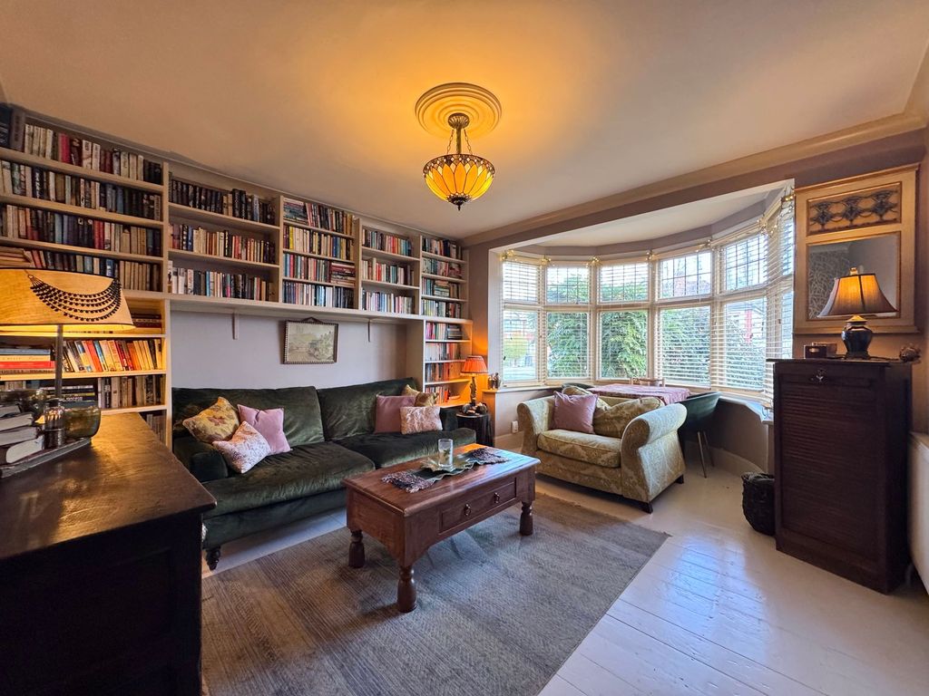 Property photo 2 of 18 Lounge