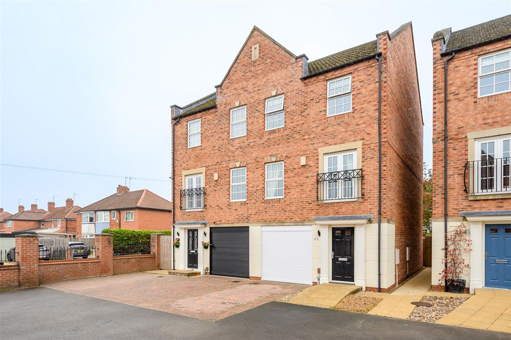 Property photo 1 of 15 External