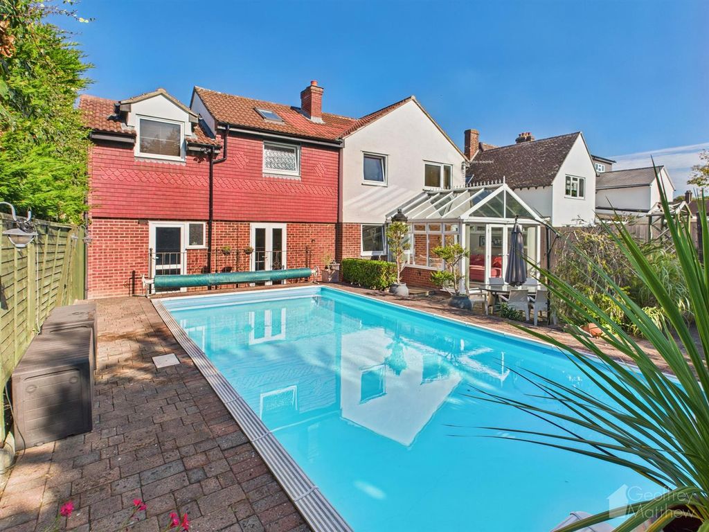 Property photo 2 of 25