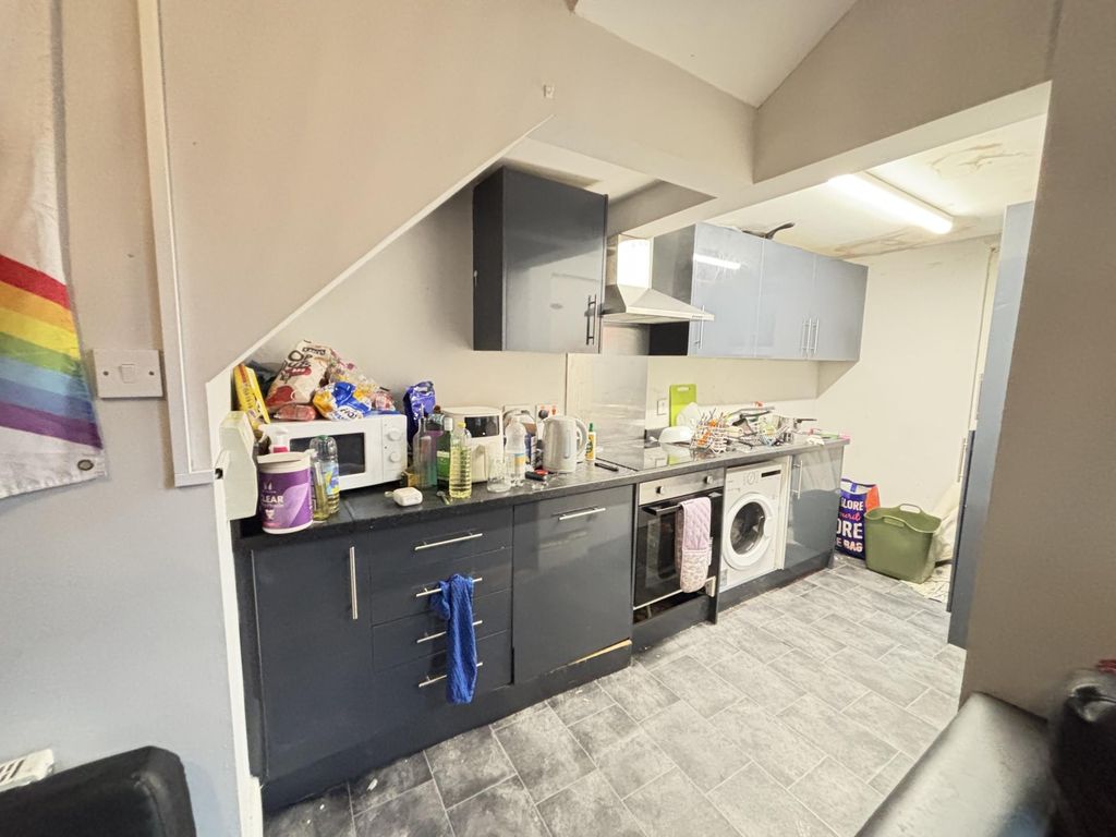 Property photo 1 of 15 A Modern Kitchen With Ample Counter Space And Mult...