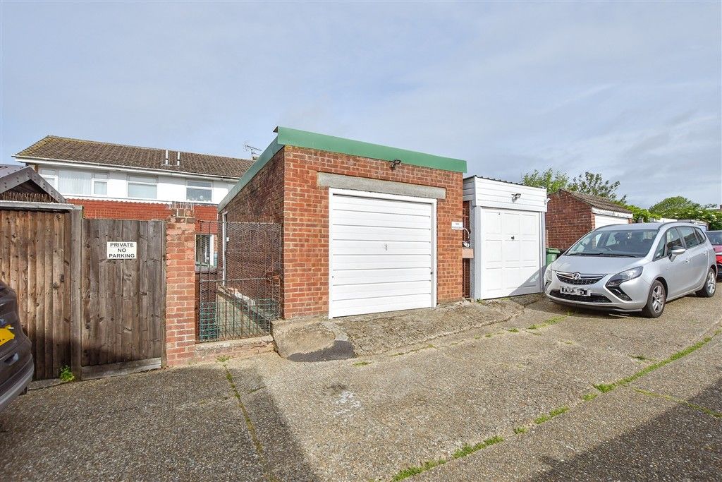 Property photo 2 of 9 Garage