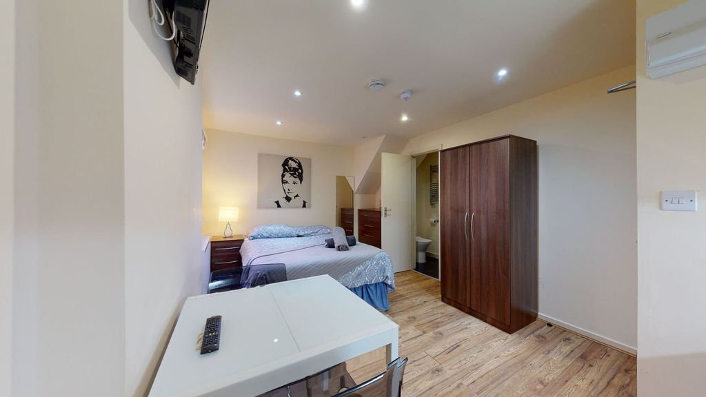 Property photo 1 of 8 A Cozy Double Bedroom Featuring A Comfortable Doub...