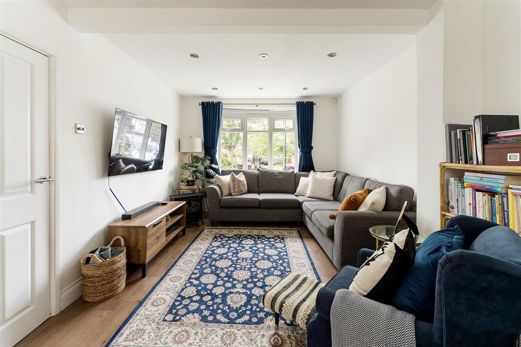 Property photo 2 of 40 Friday Hill West, E4