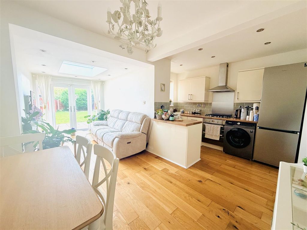 Property photo 3 of 25 Live In Dining Kitchen