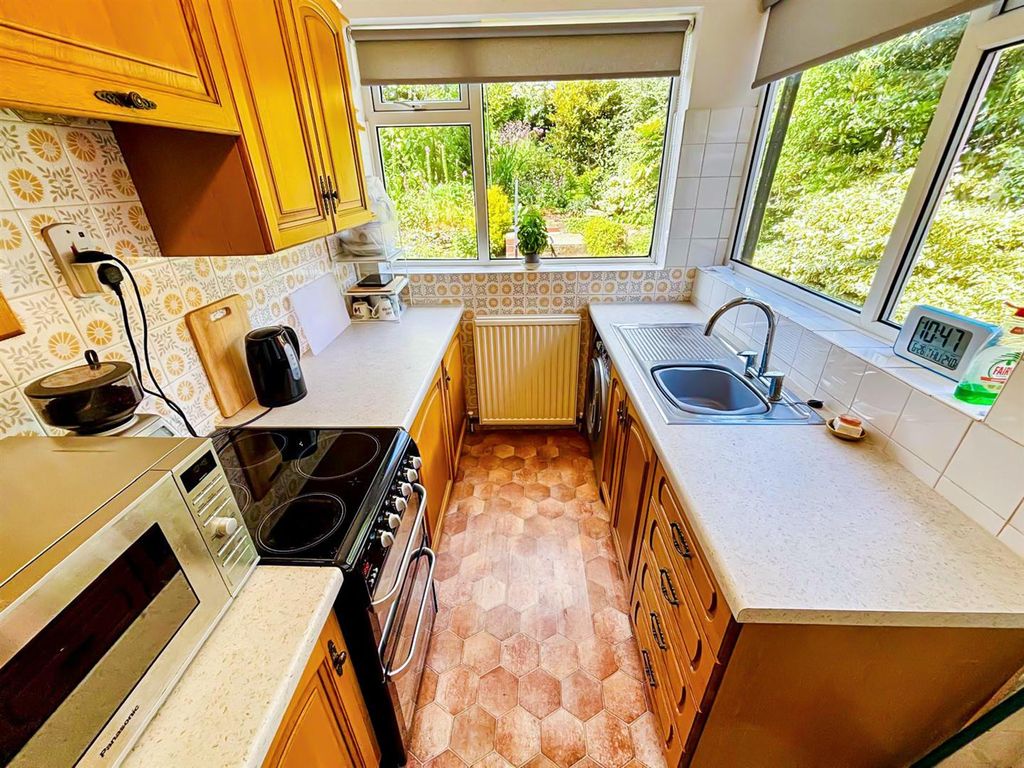 Property photo 3 of 16 Fitted Kitchen