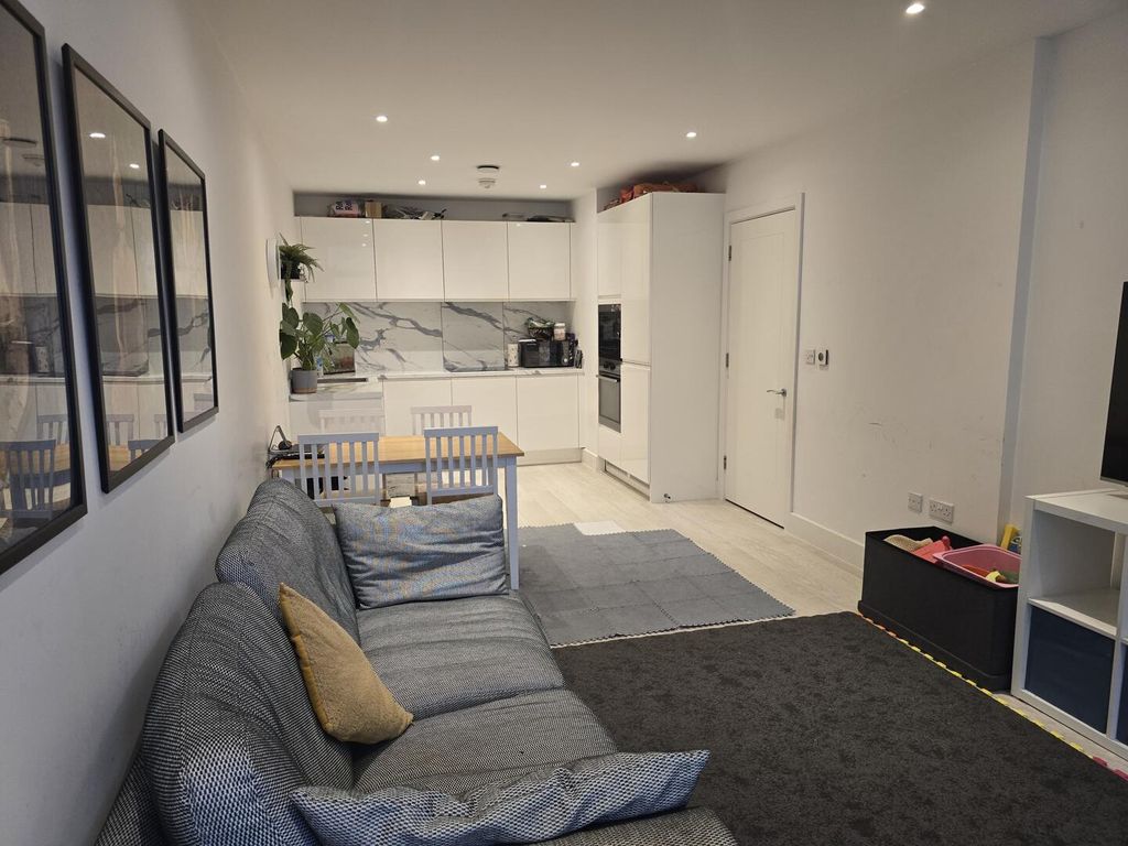 Property photo 1 of 11 Living Room