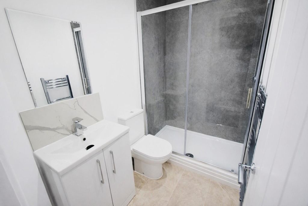 Property photo 3 of 7 Ensuite