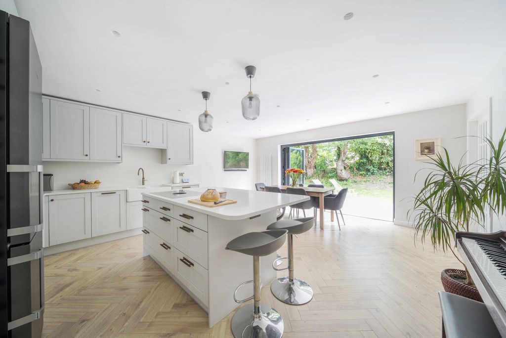 Property photo 2 of 25 1312294-11-685Bfe...
