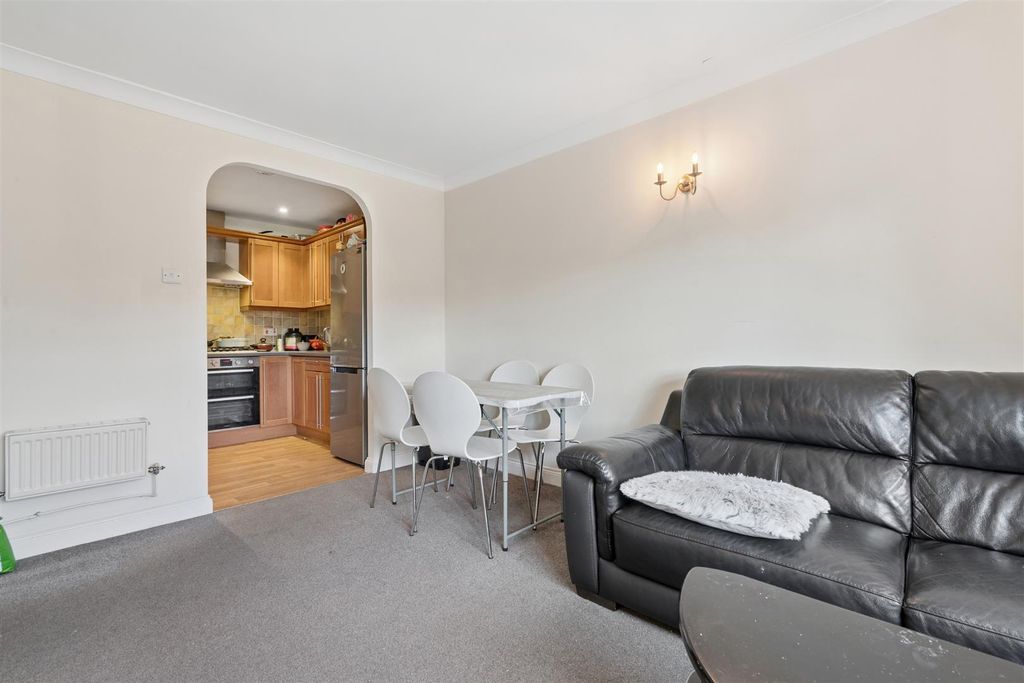 Property photo 3 of 11 12 Mountcombe House Sw19 Reception 4.Jpg