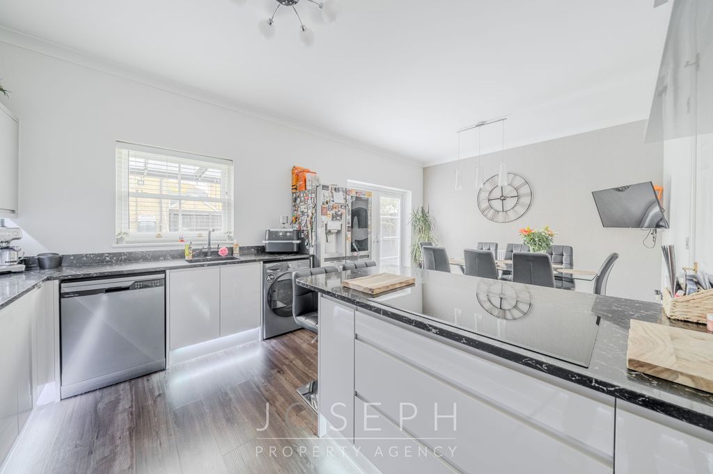 Property photo 2 of 31