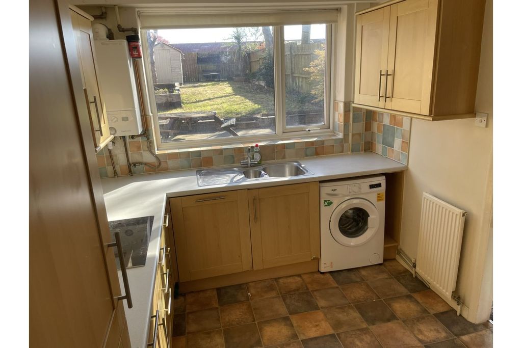 Property photo 3 of 10 Kitchen
