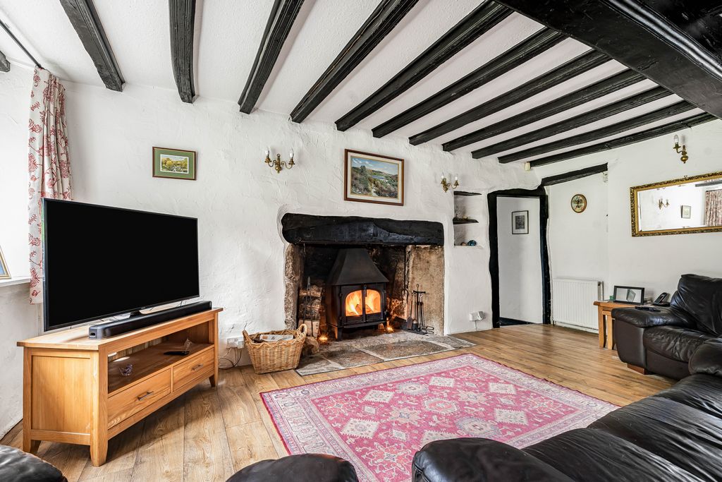 Property photo 3 of 25 Living Room