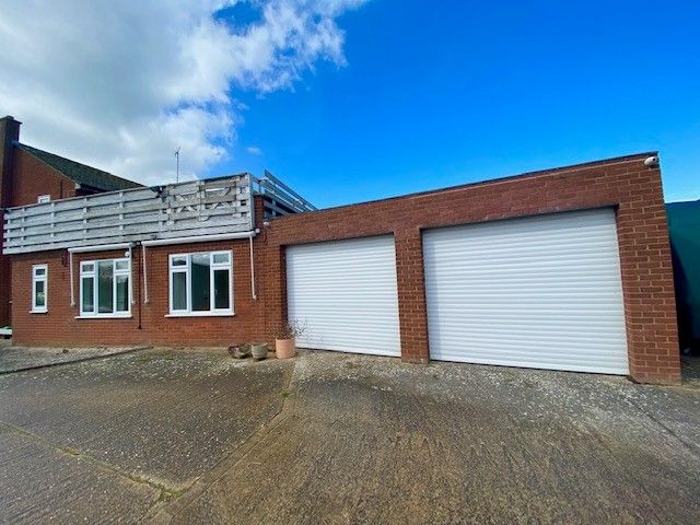 Property photo 2 of 18 Garage