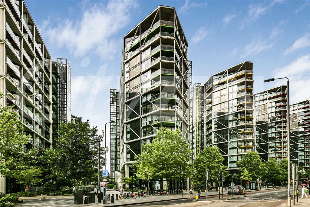 Property photo 1 of 21 Riverlight Quay
