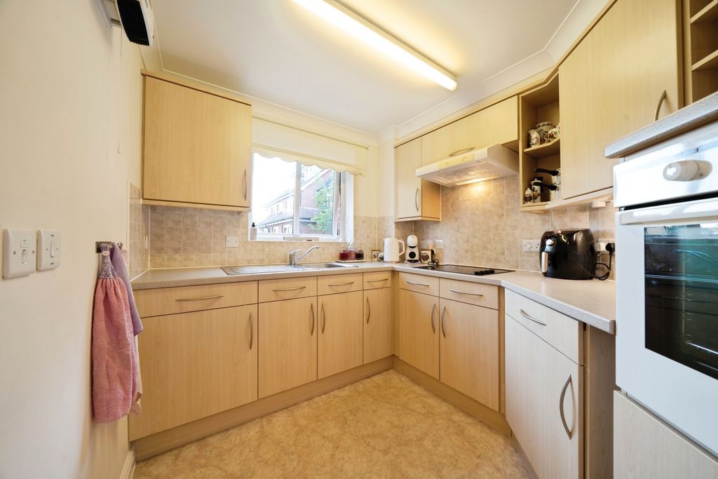 Property photo 3 of 18 Kitchen